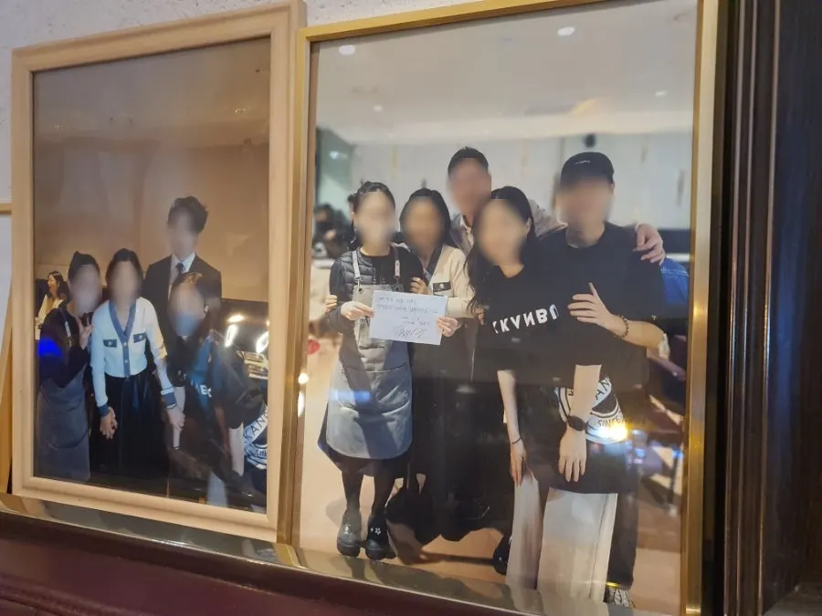 매장 안쪽 벽면에 걸린 사인 액자들