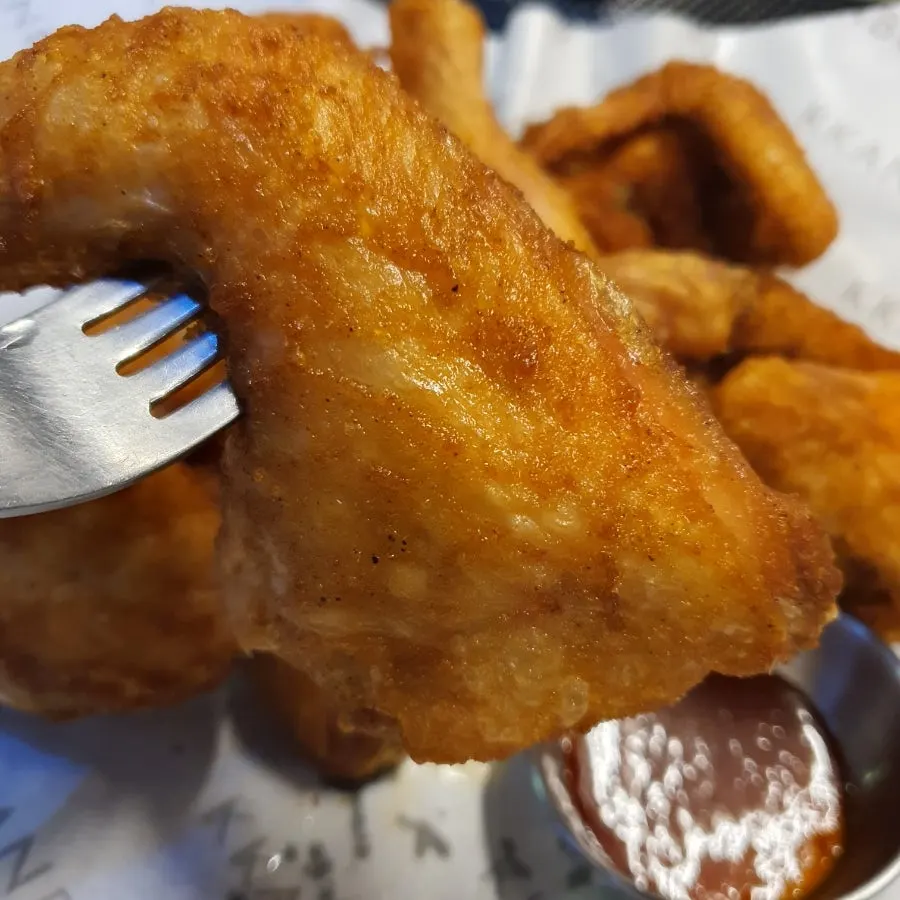 포크로 집어 든 식스팩 치킨 조각