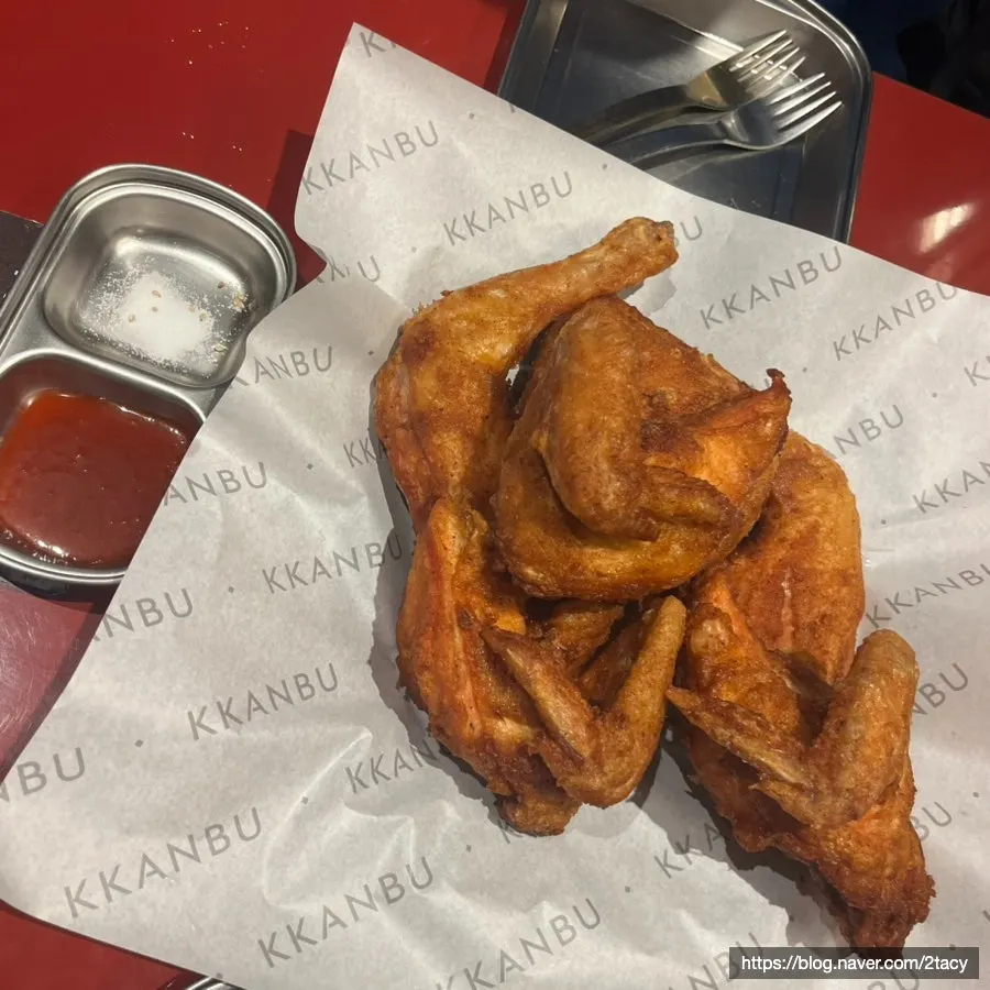테이블에 차려진 치킨과 술 한 상
