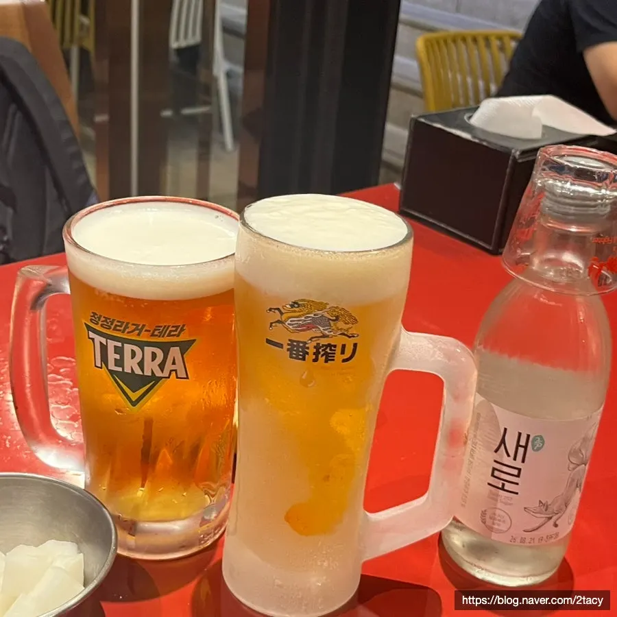 시원하게 나온 생맥주 잔과 치킨
