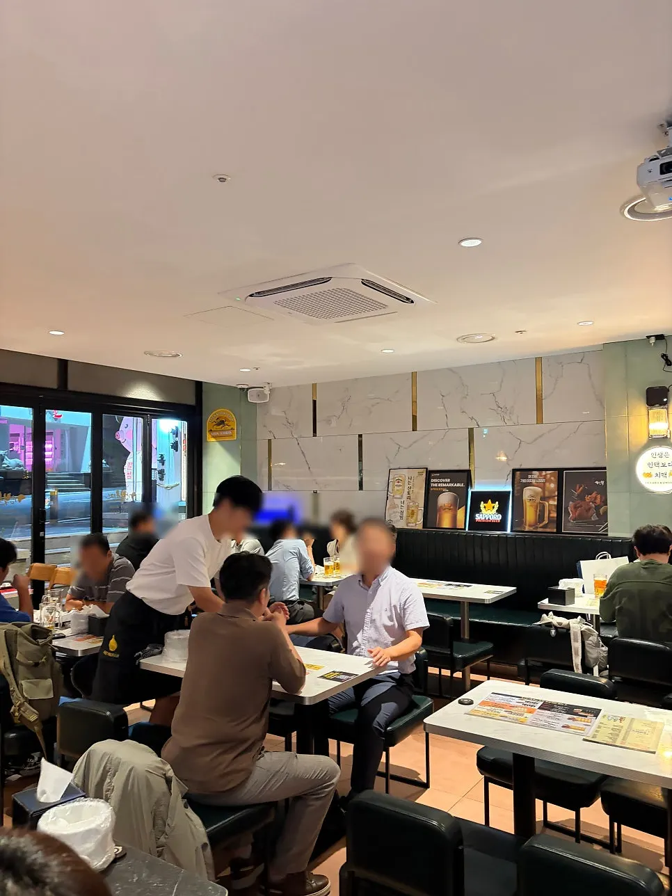 깐부치킨 남부터미널점 넓은 매장 내부