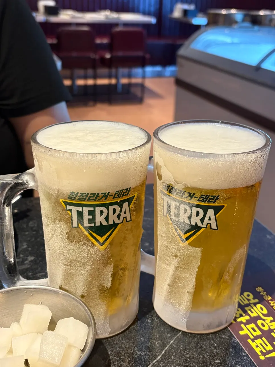 치킨과 함께 주문한 시원한 생맥주