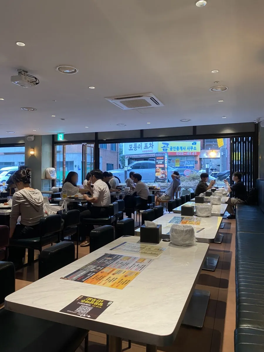 Renewed indoor interior of Kkanbu Chicken Nambu Terminal Branch