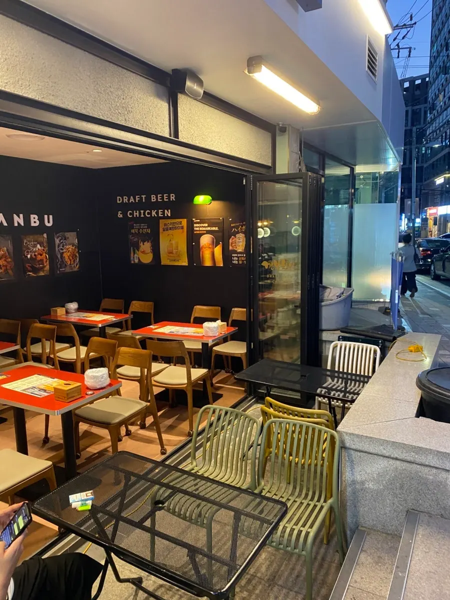 Outdoor patio tables at Kkanbu Chicken Nambu Terminal Branch