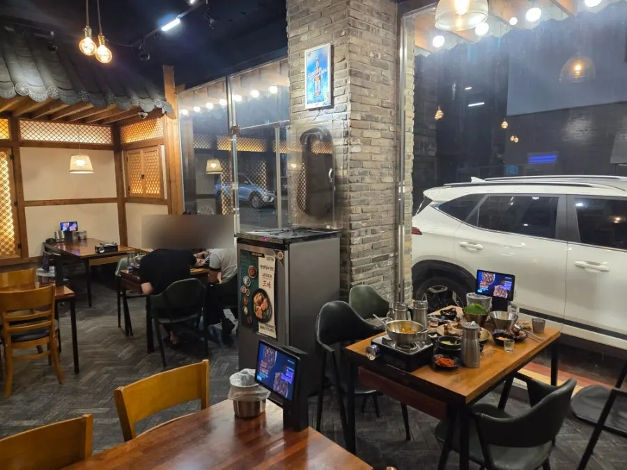 한옥 느낌으로 꾸며진 매장 내부