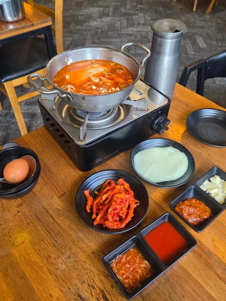 테이블 위 태블릿 주문 화면