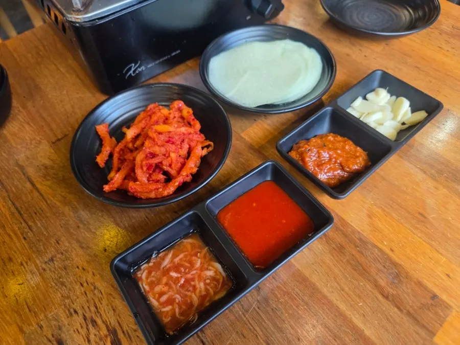 쌈무와 무말랭이, 쌈장과 마늘 기본 찬
