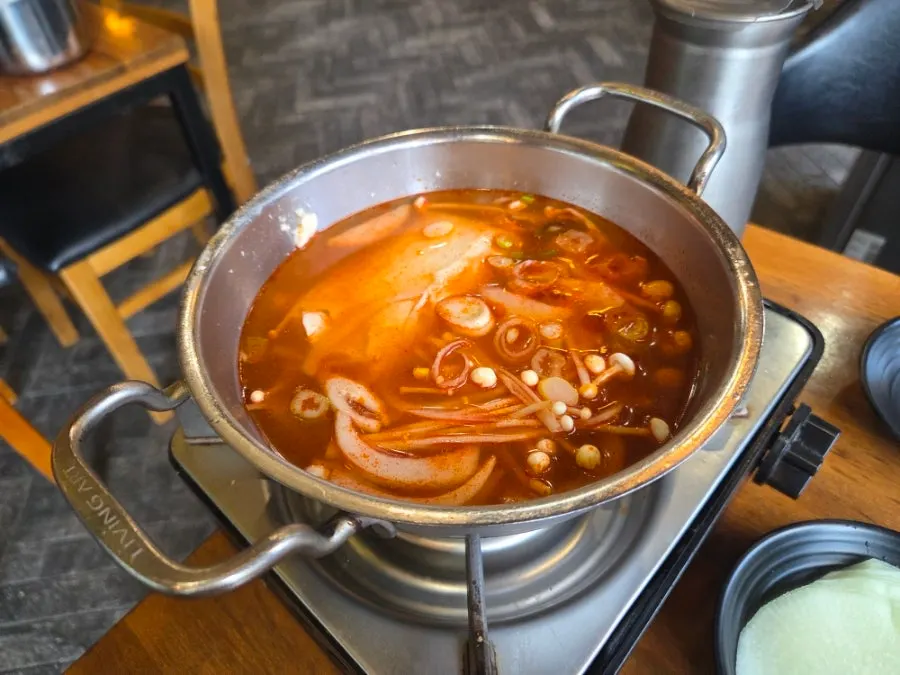 기본으로 나온 큼직한 순두부찌개