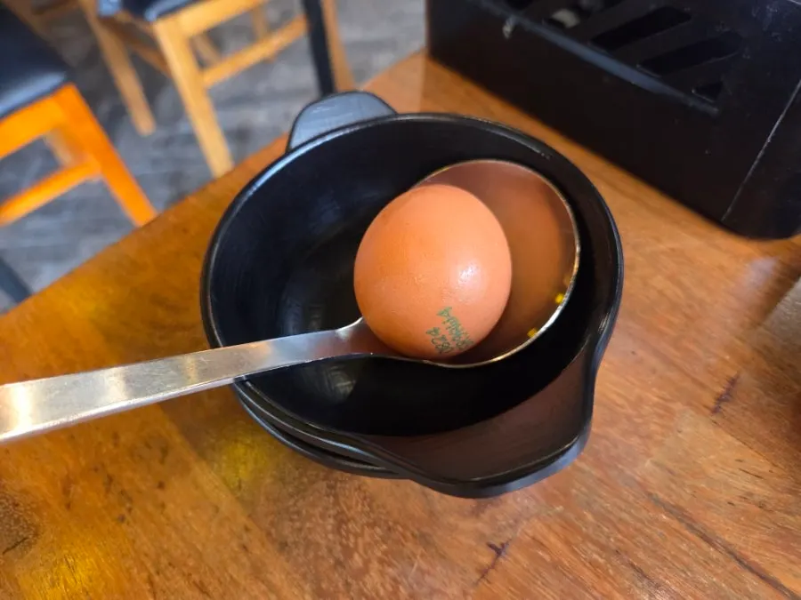 순두부찌개와 함께 나온 날계란