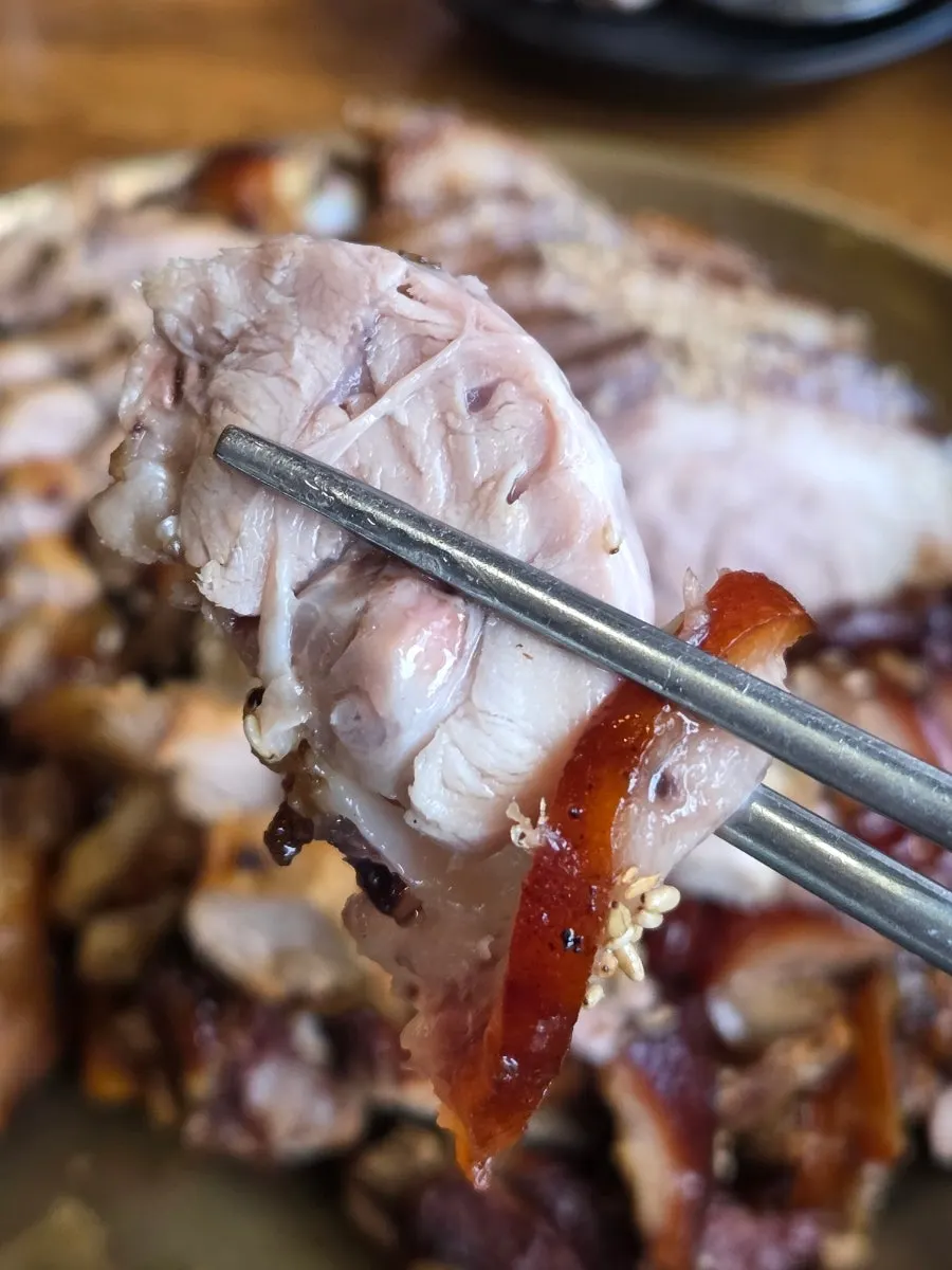 쌈채소에 족발과 마늘을 올린 한쌈