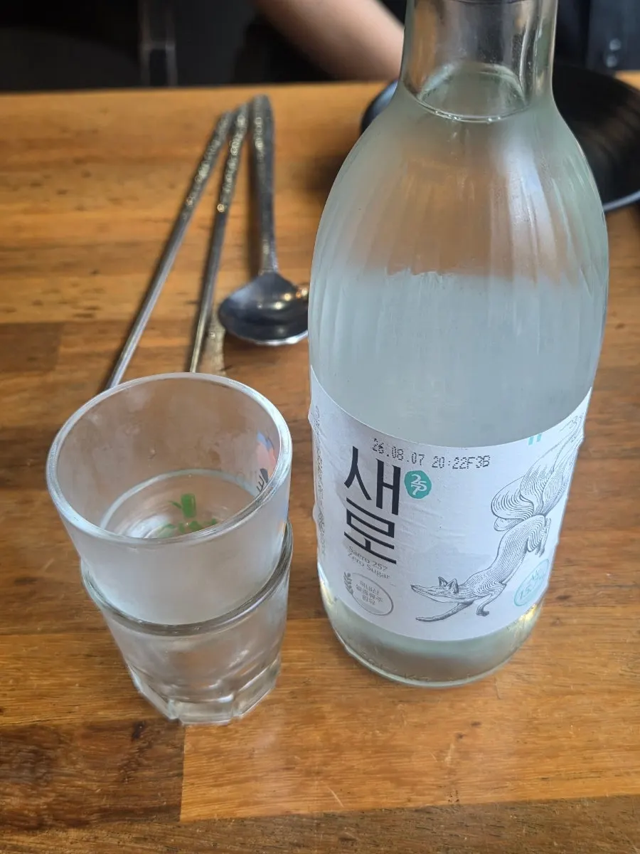 족발과 사이드로 꽉 찬 테이블