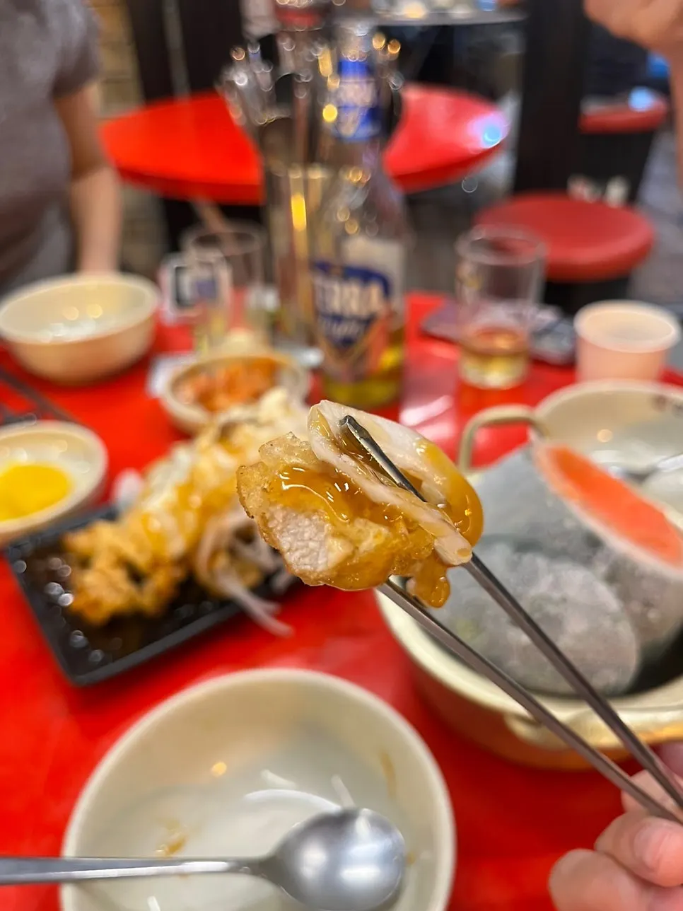 야장 테이블 위 샤베트와 술잔