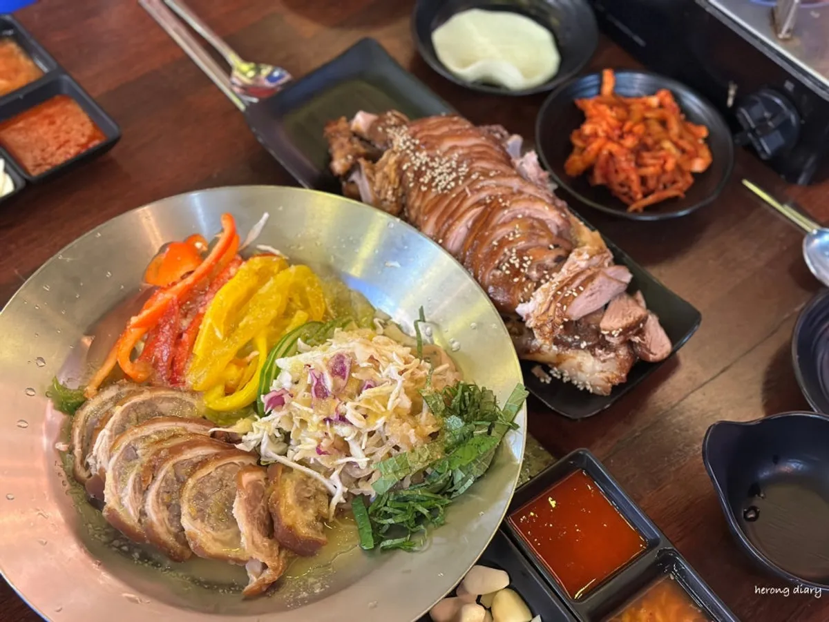 Half-and-half jokbal table setting at Kkankkan Jjokbal Suwan Branch