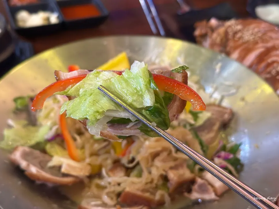 Cold jokbal mixed well with vegetables
