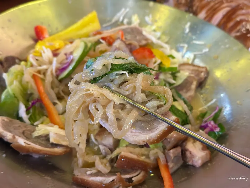 Jellyfish salad mixed into the cold jokbal