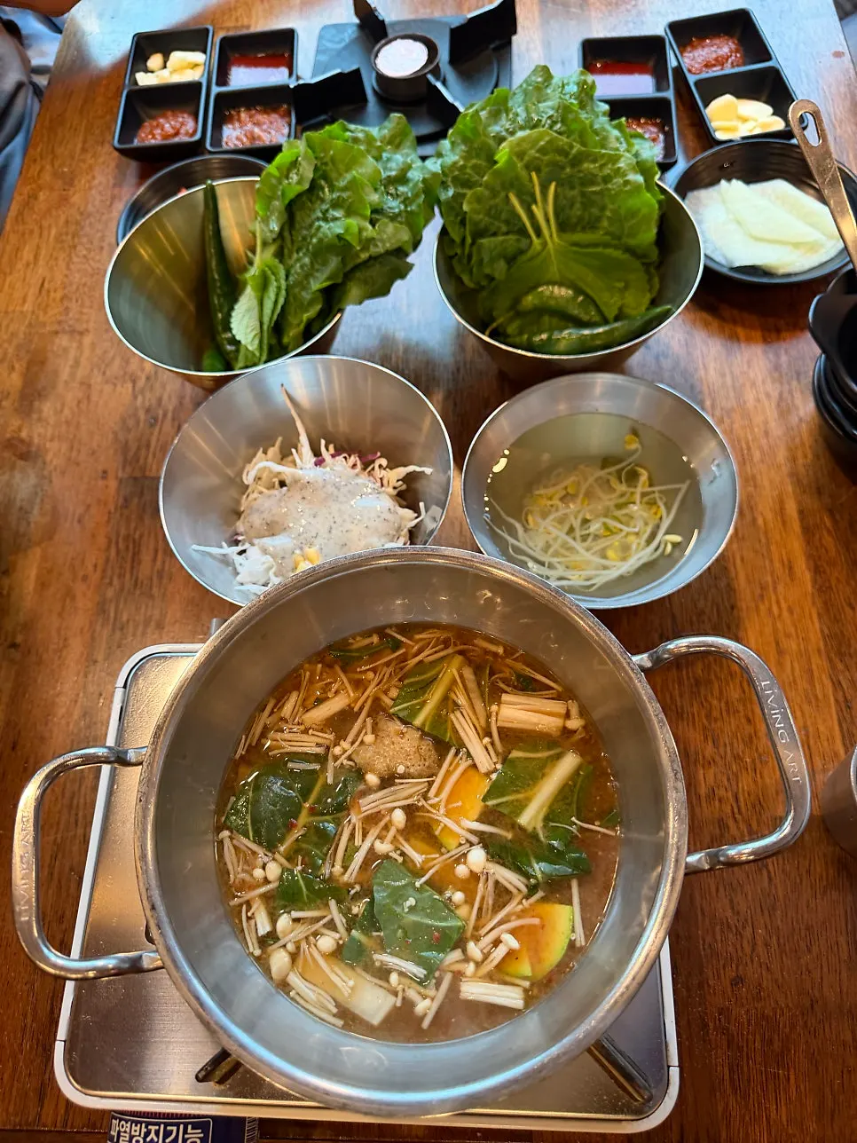 된장찌개와 쌈채소 등 기본 반찬 구성