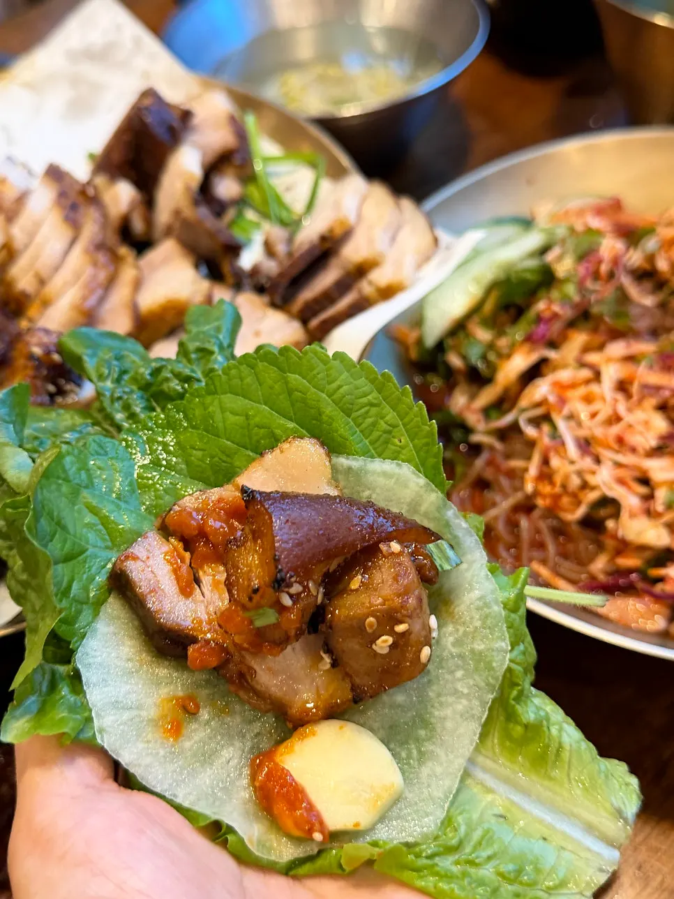 참숯으로 구운 참숯구이보쌈 접시