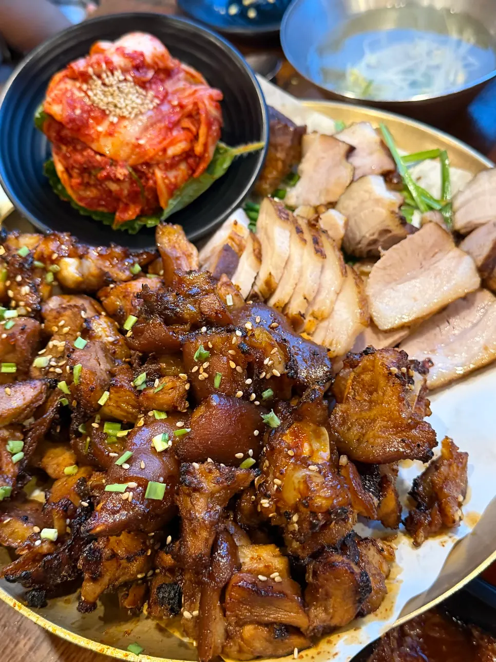 특제 소스에 버무린 직화매운족발