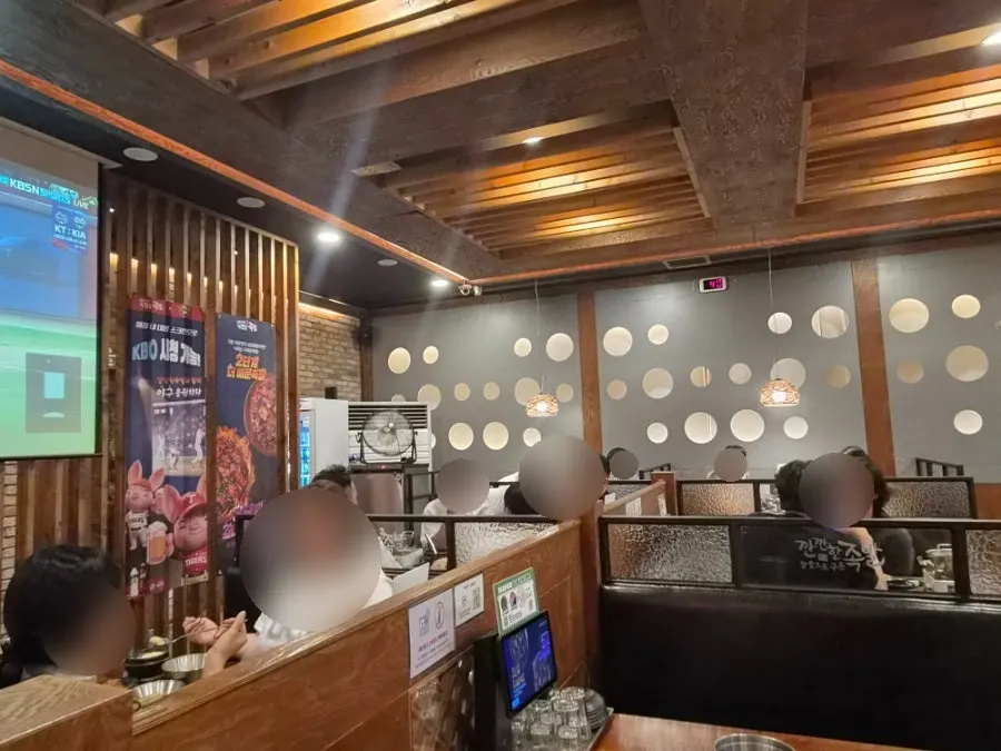 금요일 저녁 손님이 많은 매장 내부
