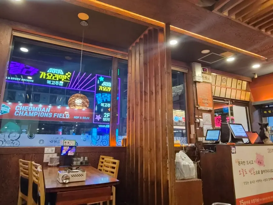 넓은 홀 좌석이 보이는 매장 내부