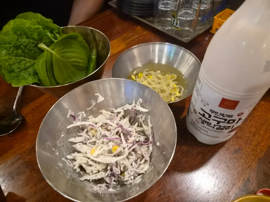 상에 차려진 기본찬