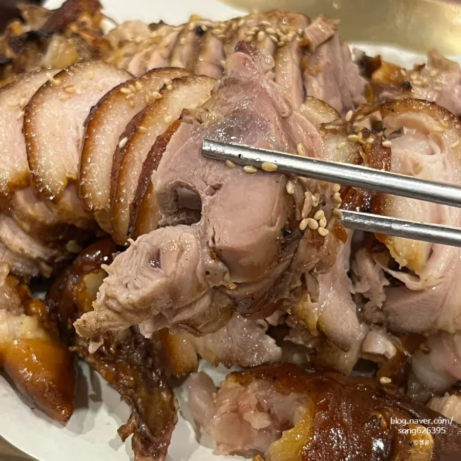 Glossy meat portion of the charcoal-grilled jokbal