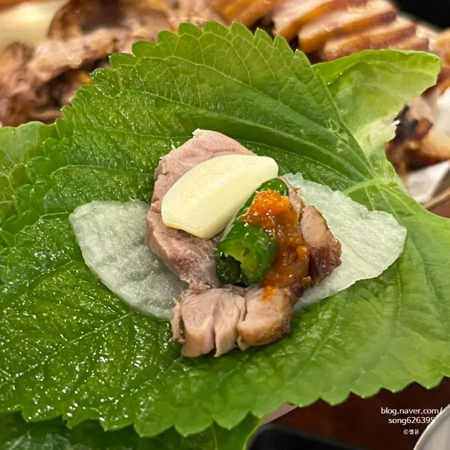 Chewy skin portion of the jokbal