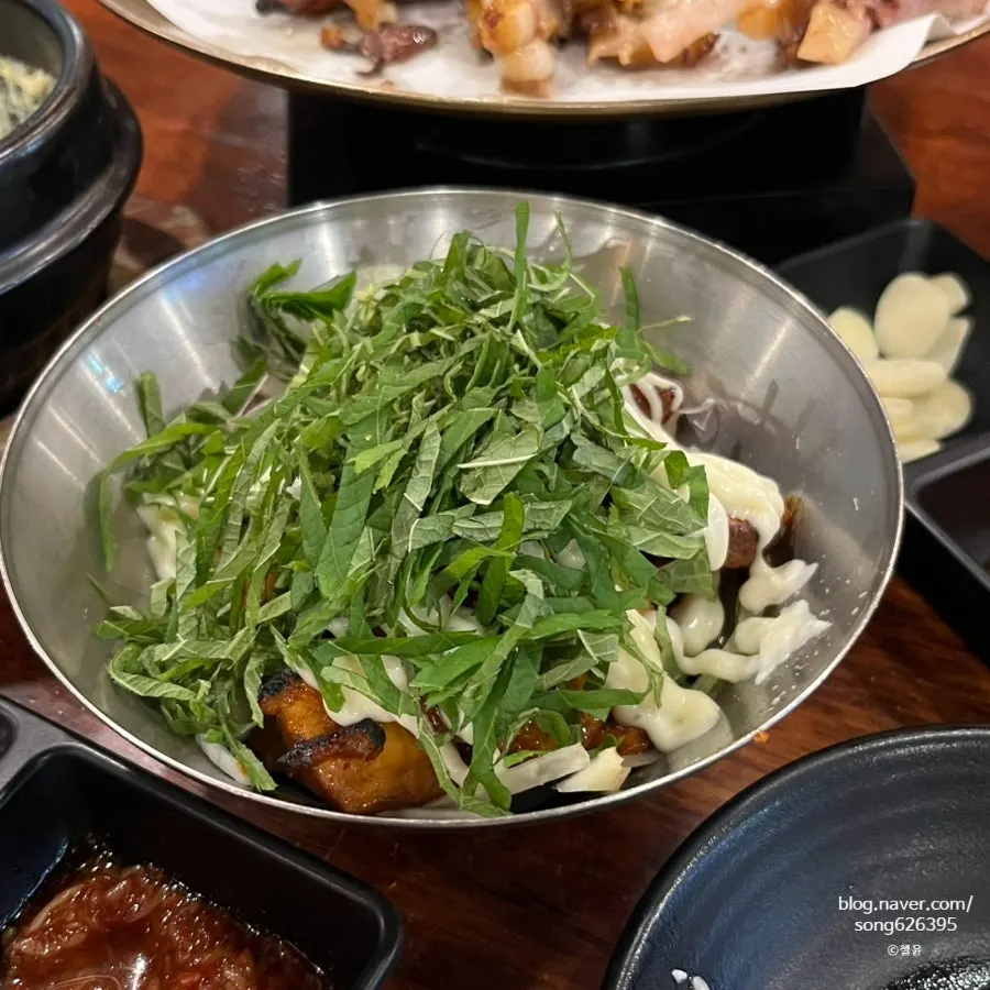 Lettuce wrap piled with vegetables and jokbal