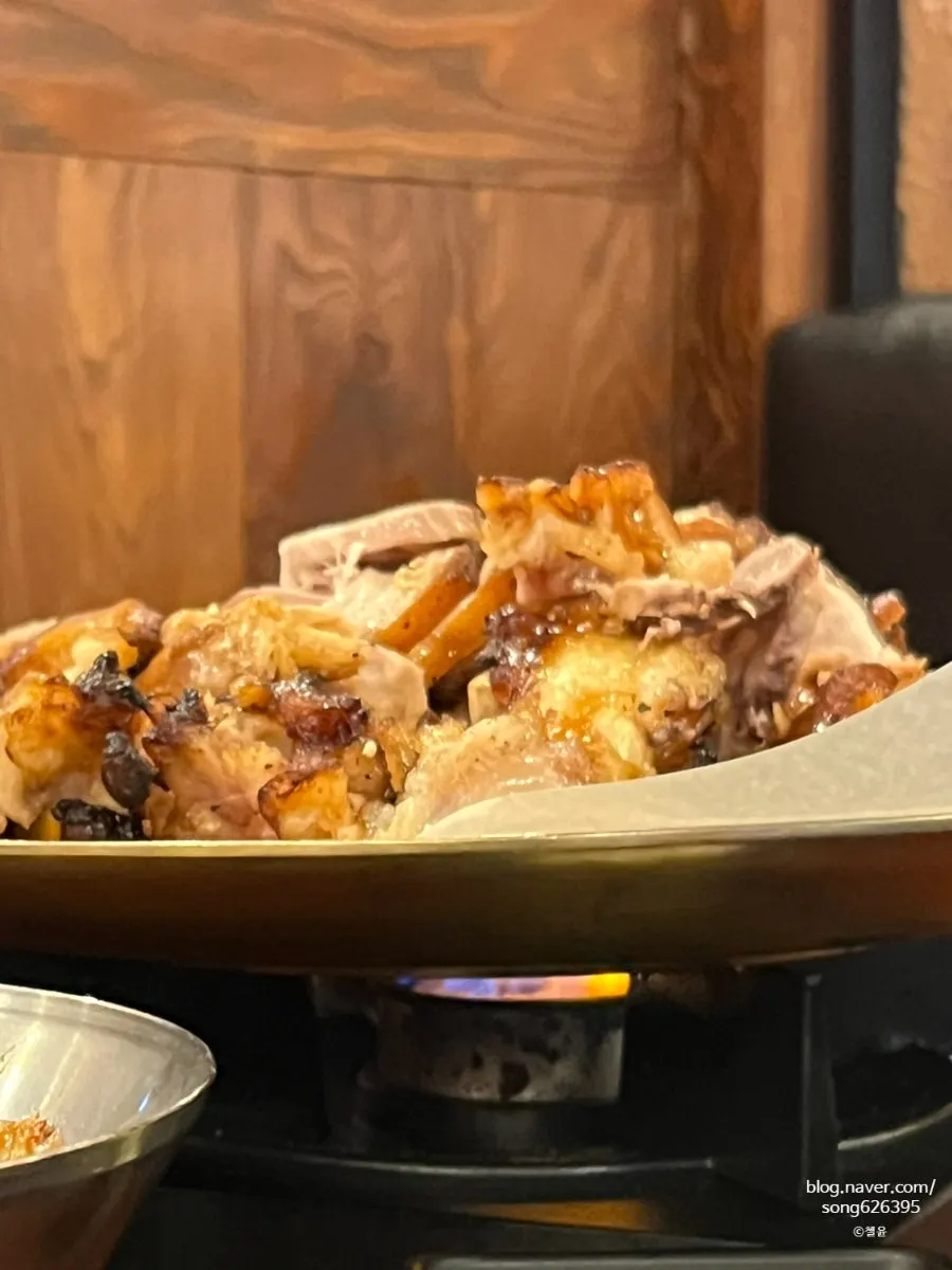 A bite of sweet and spicy seasoned bossam