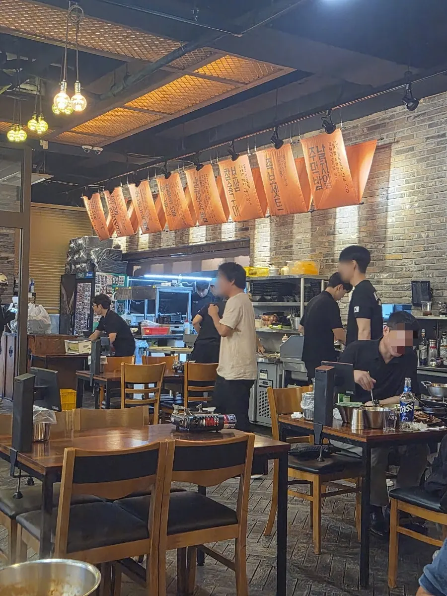 깐깐한족발 수완점 입구 모습