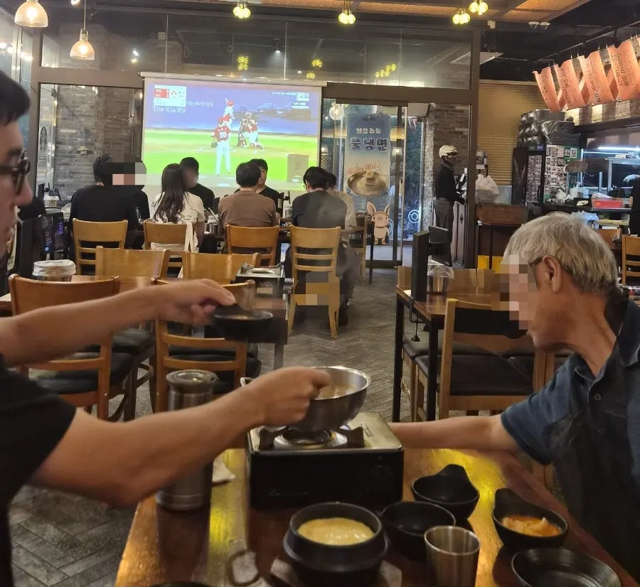 테이블이 많은 깐깐한족발 수완점 내부