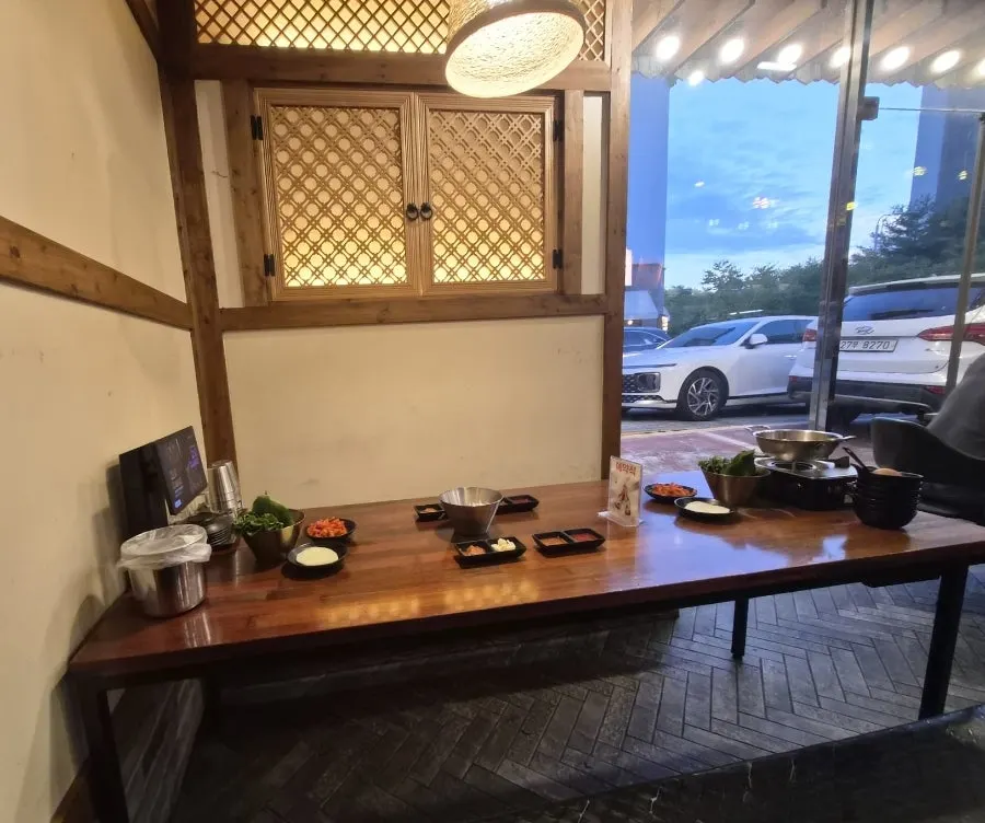 넓은 매장 좌석 전경