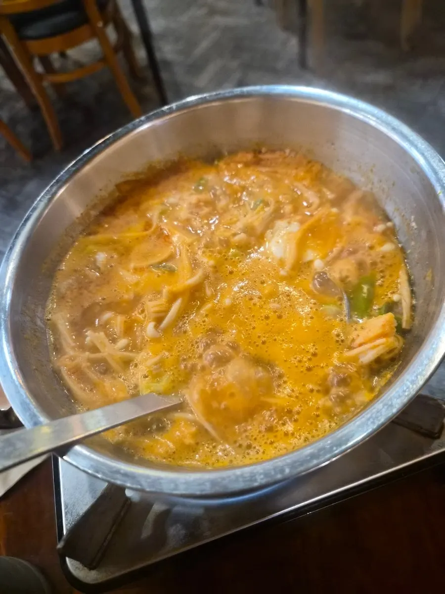 쌈에 올린 참숯구이족발 한 점