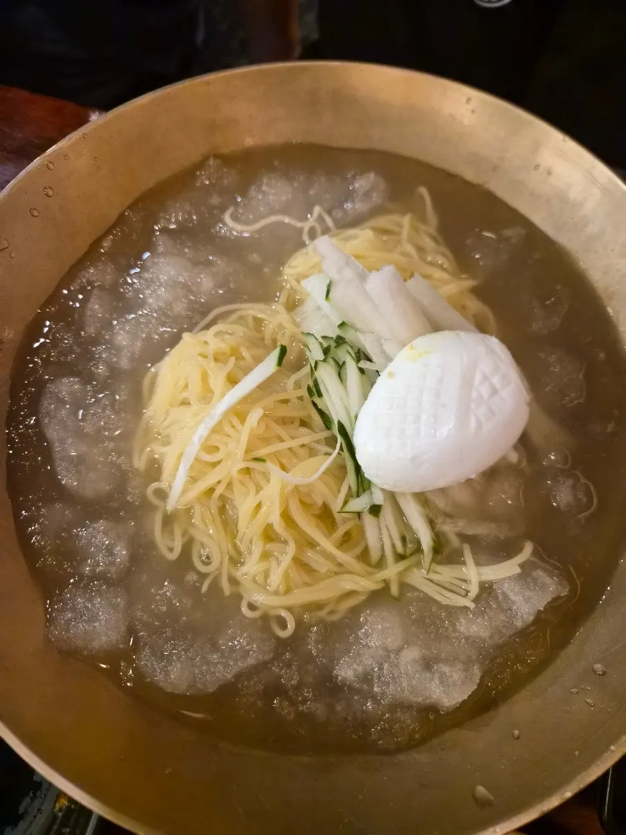 양파 깔린 매운보쌈 접시