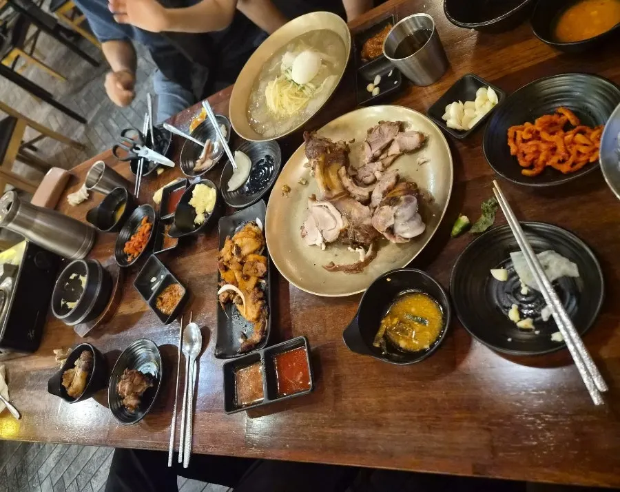 불향 가득한 족발과 곁들임 상차림