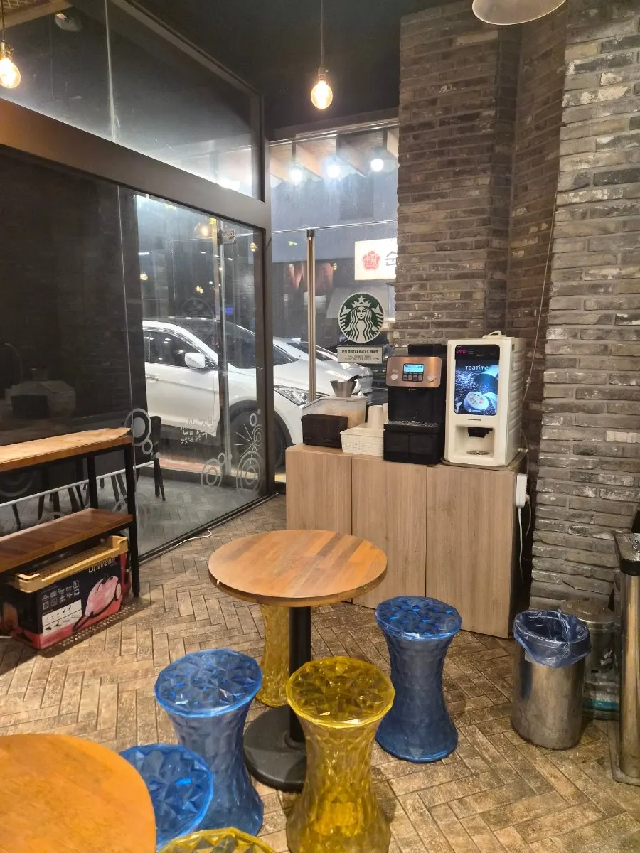 냉면 면발을 들어올린 모습