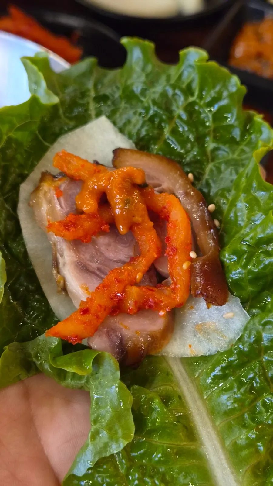 Charcoal-grilled jjokbal with mixed makguksu