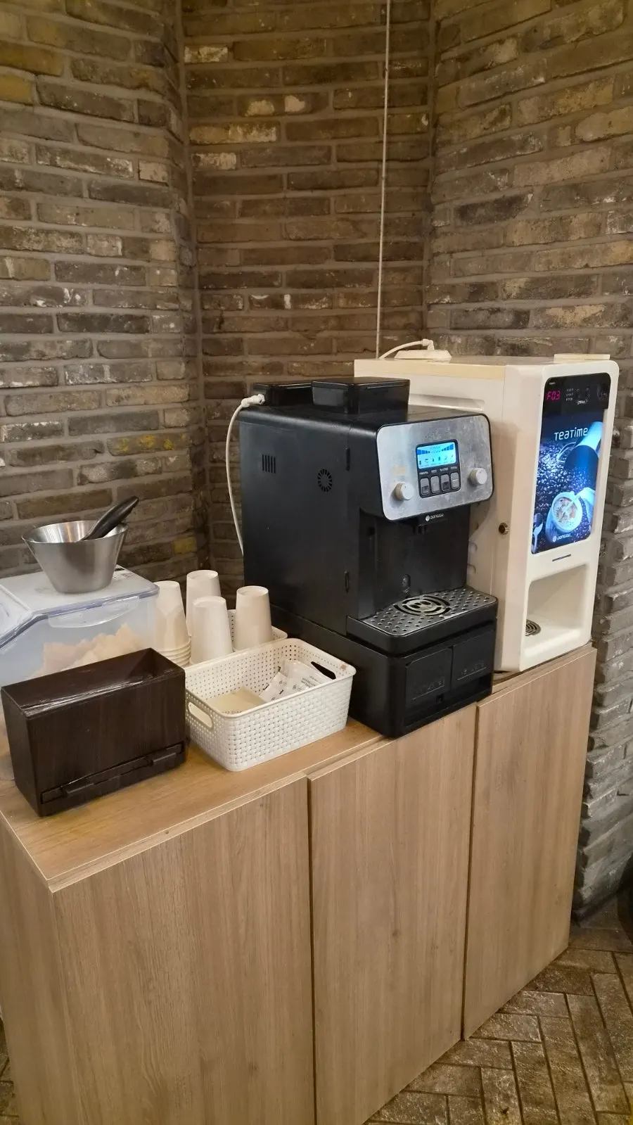 Coffee machine and iced cups for after the meal