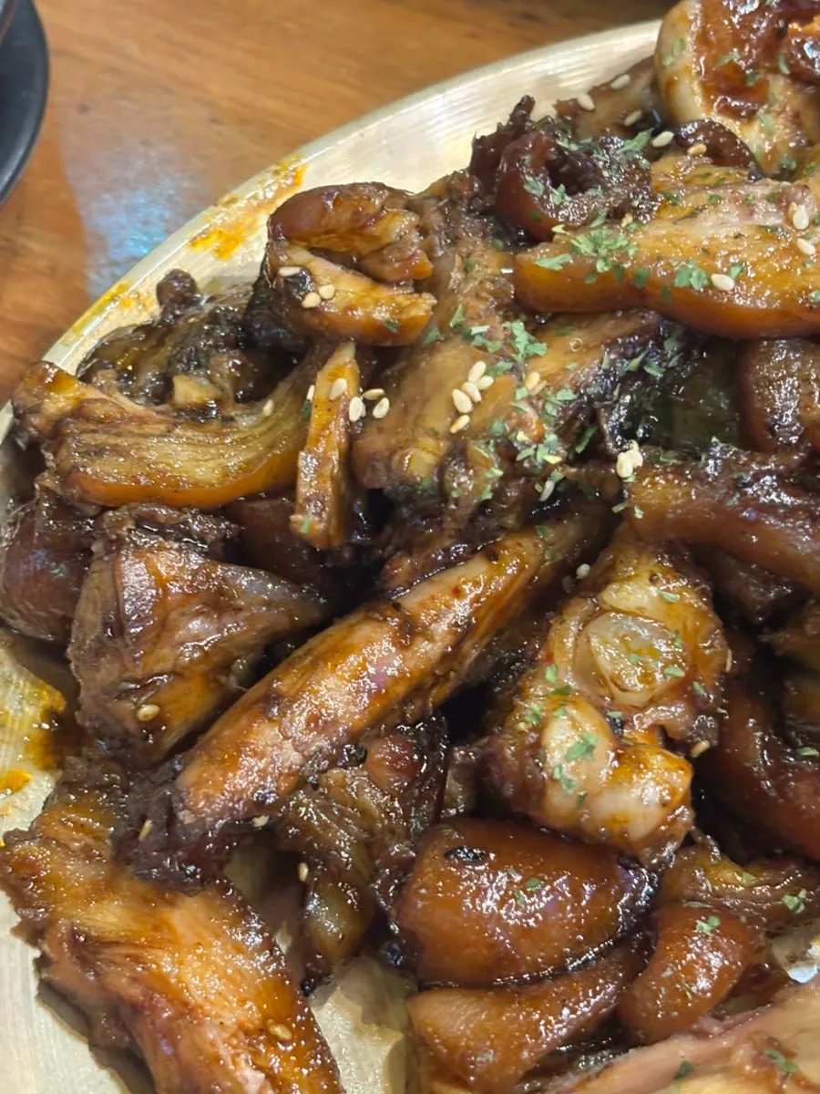 Charcoal-grilled jokbal and fire-grilled spicy jokbal side by side