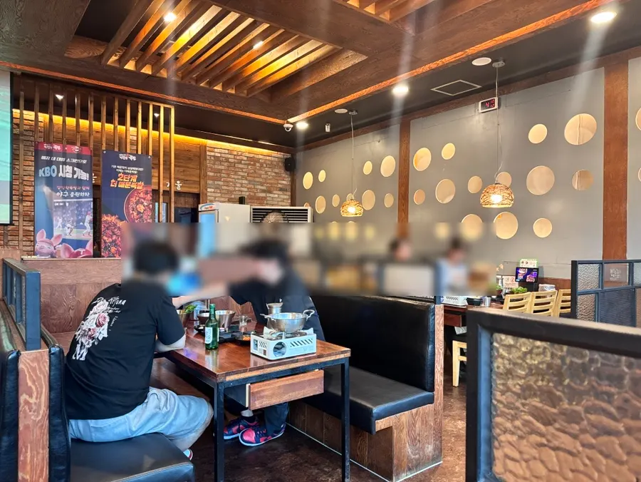 깐깐한족발 본점 건물 주차장 입구