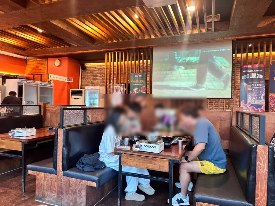 넓은 깐깐한족발 본점 매장 내부 좌석