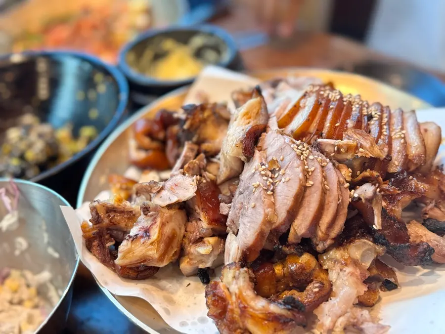 연인세트로 나온 참숯구이 족발 한 접시
