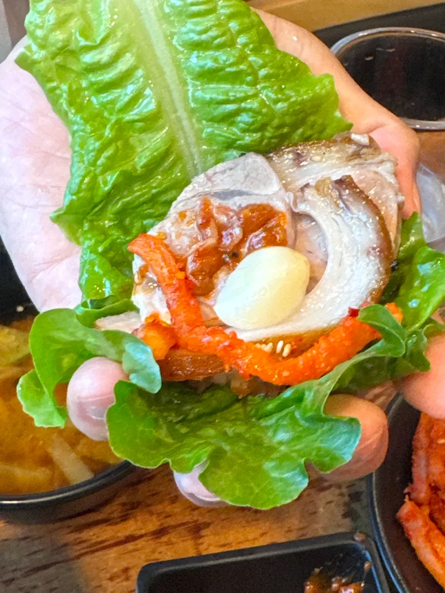 집어 올린 족발 한 점