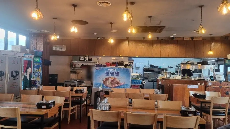 Interior of Kkankkanhan Jokbal Yongbong Branch with wooden tables