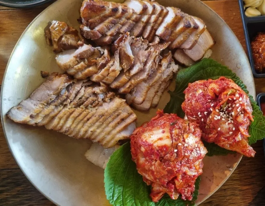 Charcoal-grilled bossam with a charcoal aroma
