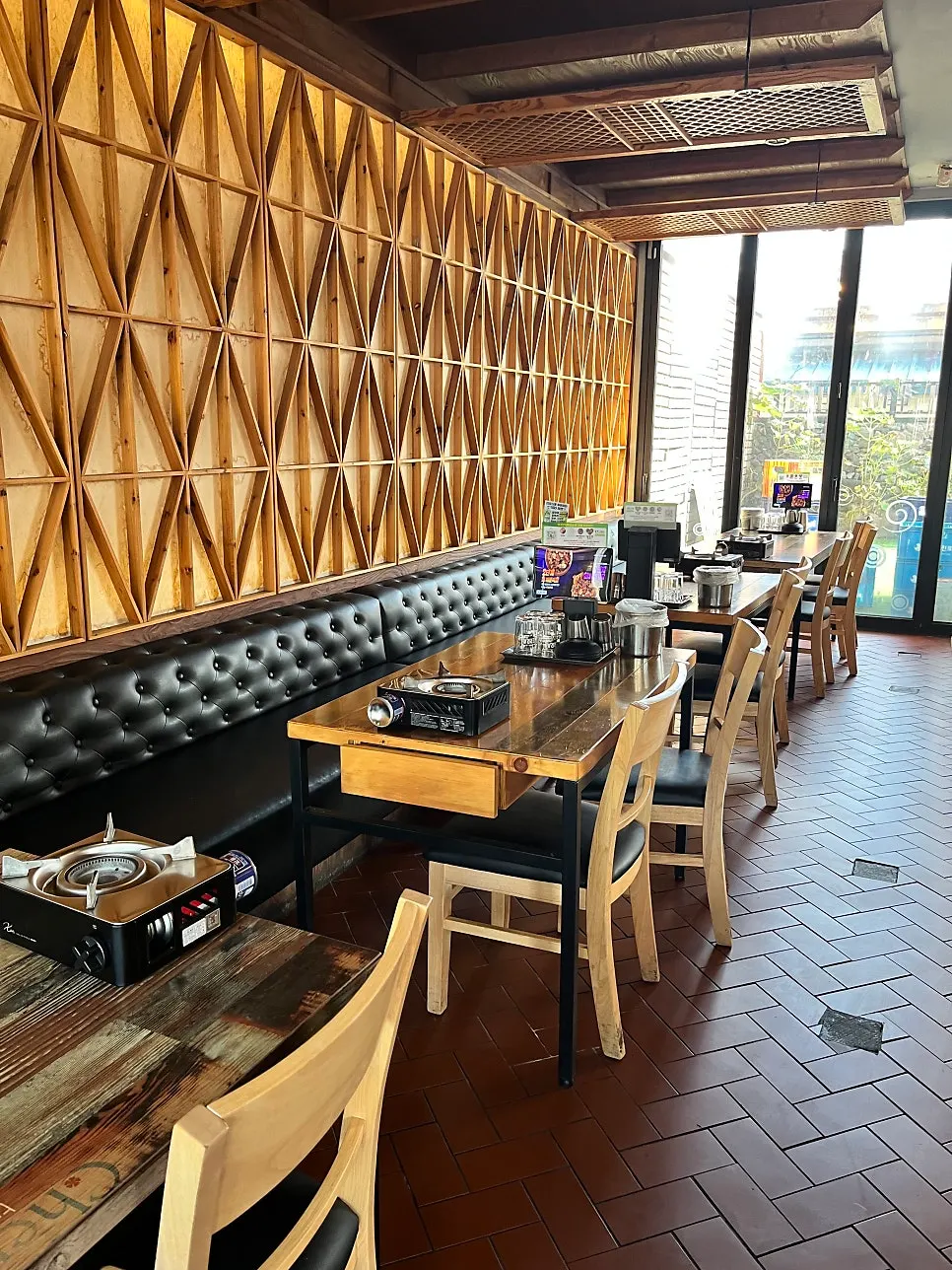 Table layout inside the dining room at Kkankkanhan Jokbal Yongbong Branch