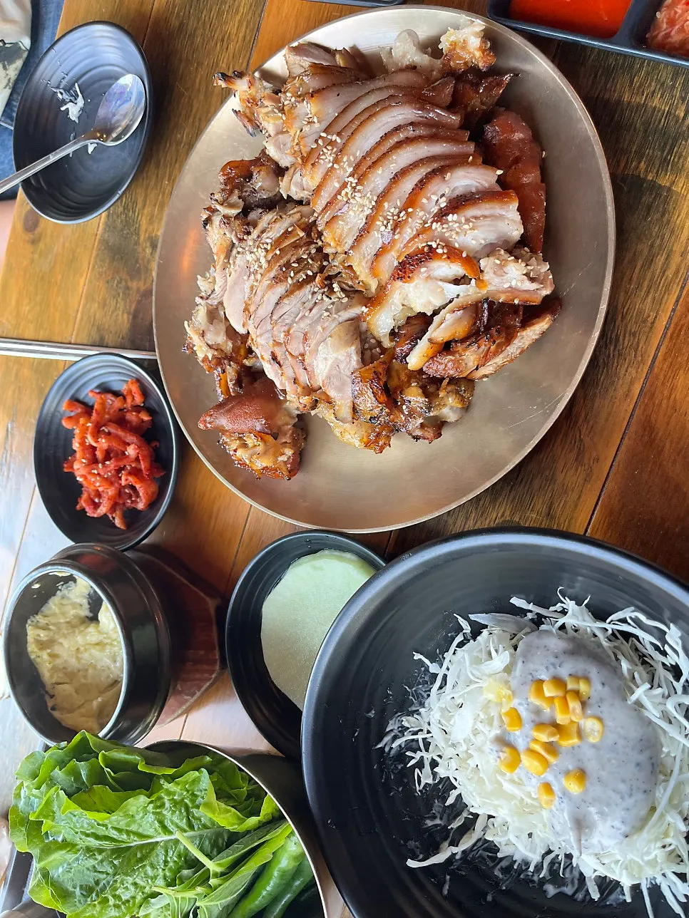 Plate of charcoal-grilled jokbal separated by cut
