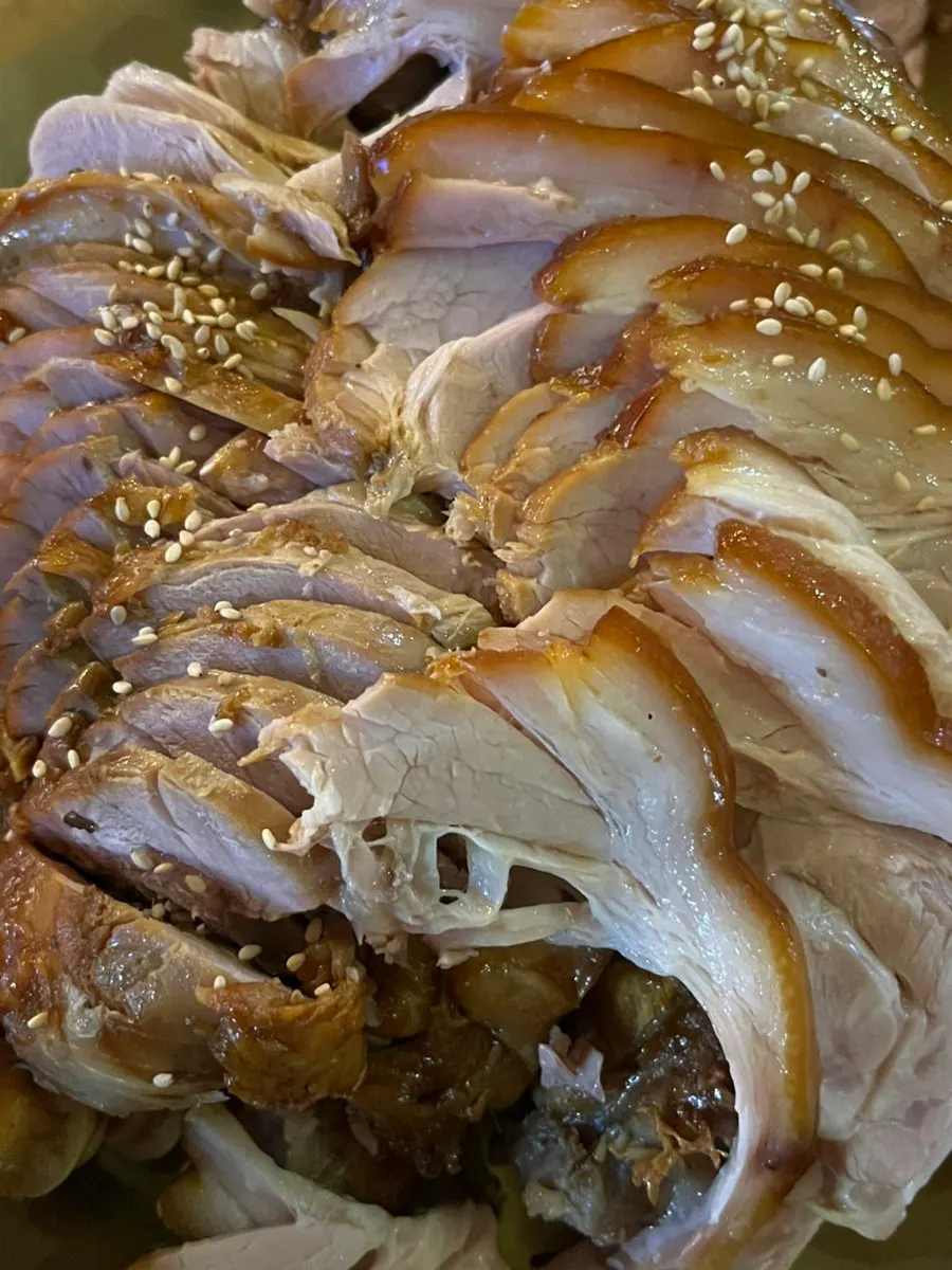 Cross-section of jokbal showing good skin-to-meat ratio
