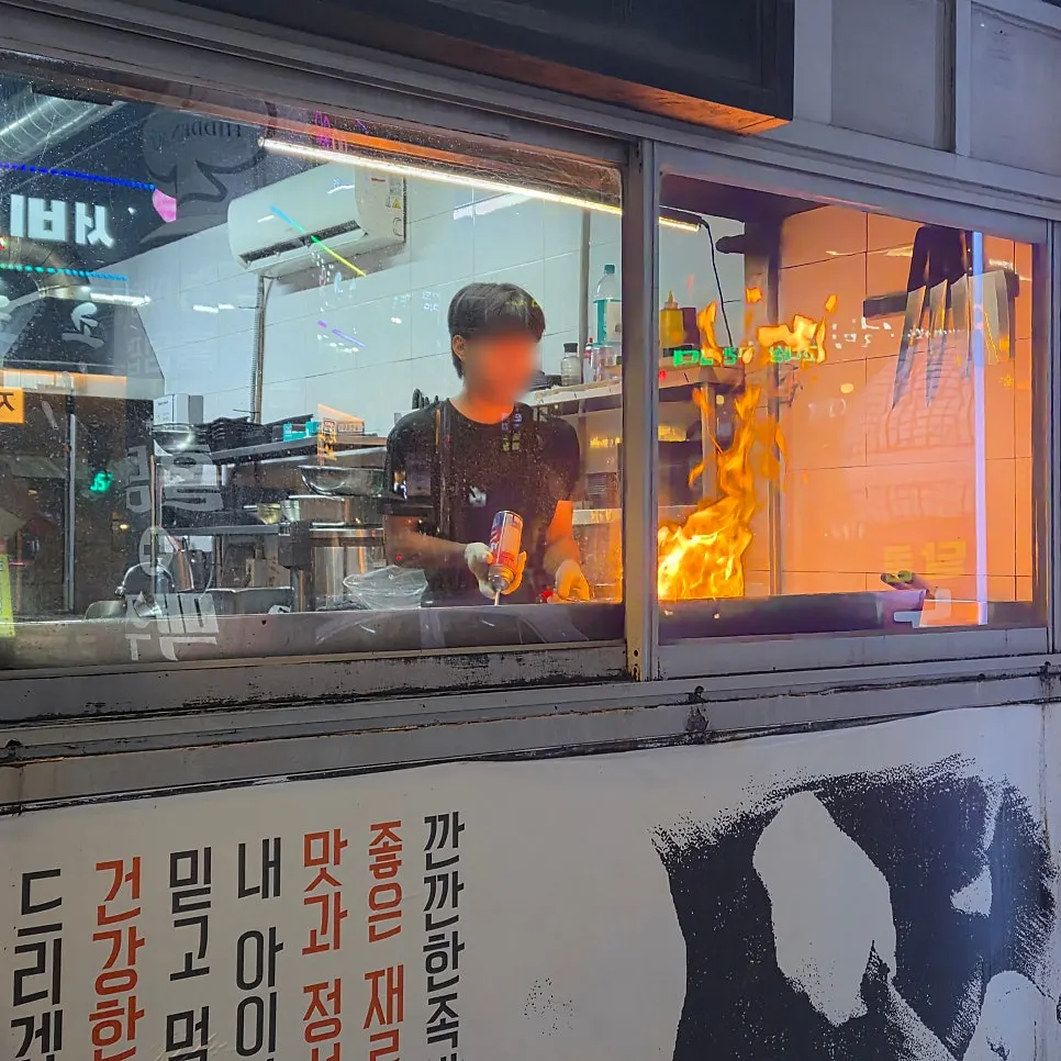 Glass-fronted exterior of Kkankkanhan Jokbal Yongbong Branch