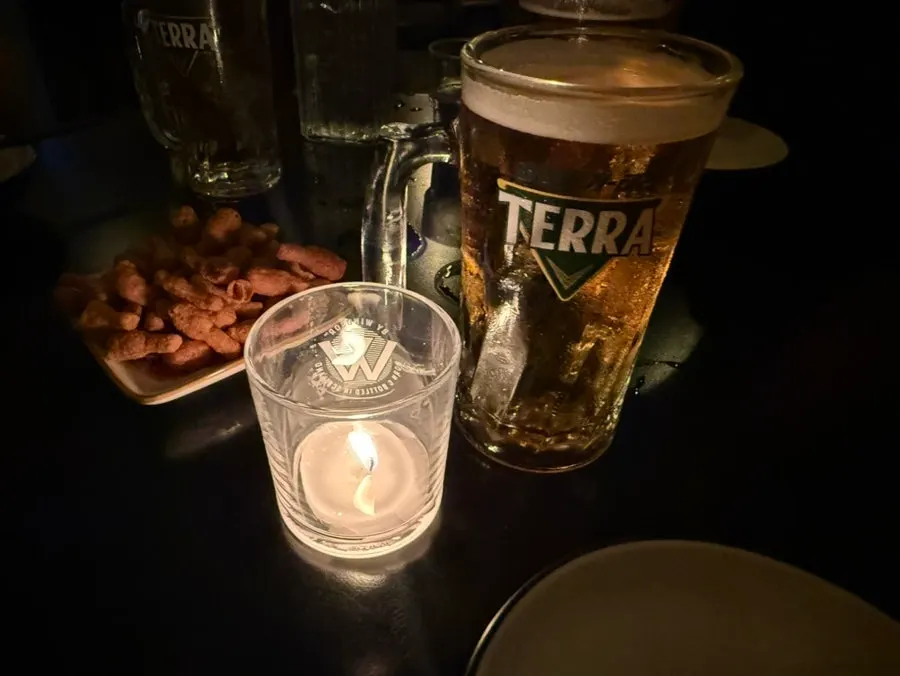 Chicken-leg-shaped crackers served as a complimentary snack
